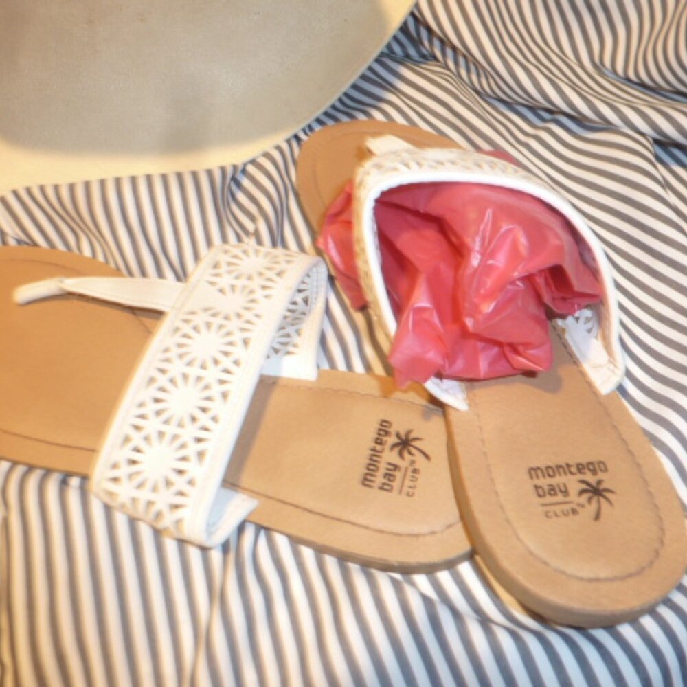 Montego Bay Club white faux leather sandals/ flip flops size 8 - Picture 3 of 12